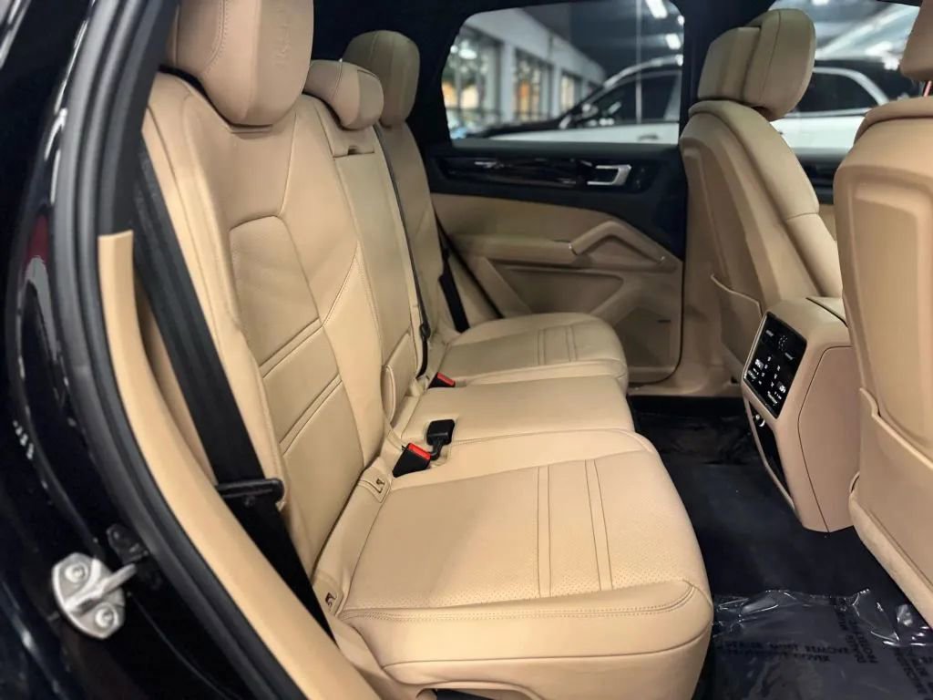 Used 2023 Porsche Cayenne w/ Premium Package image 22