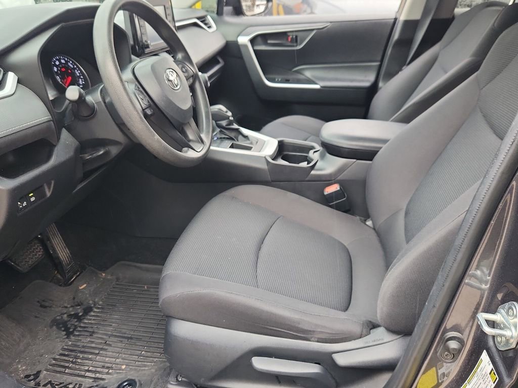 Used 2021 Toyota RAV4 LE image 11