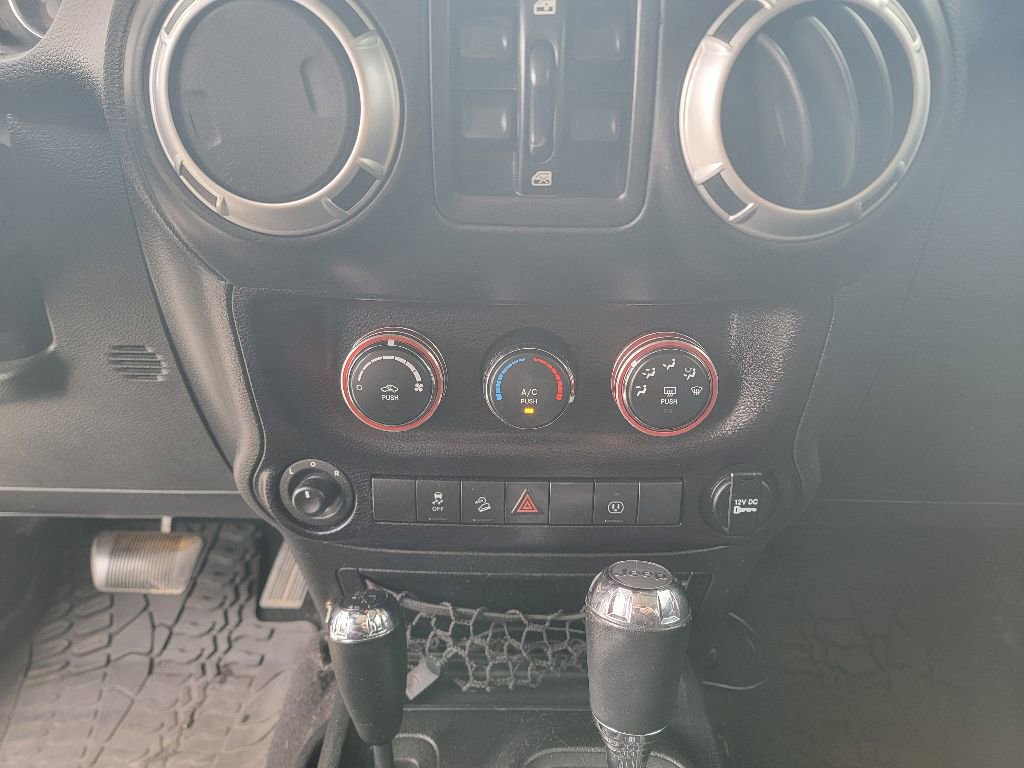 Used 2015 Jeep Wrangler Unlimited Sahara w/ Connectivity Group image 18