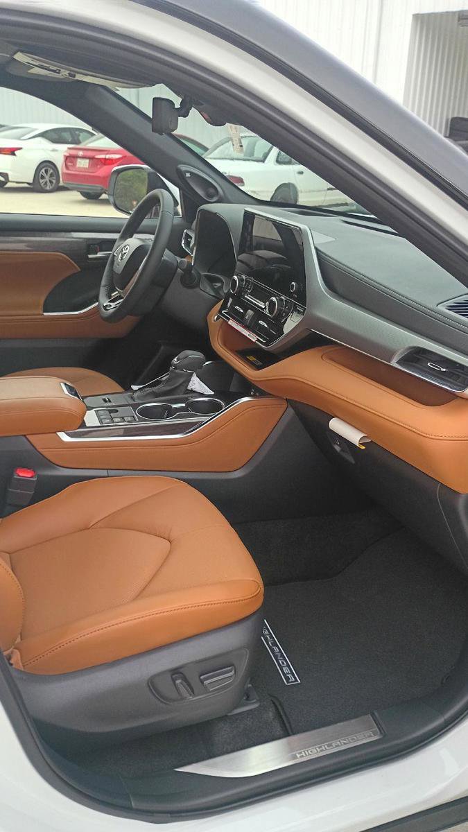 New 2026 Toyota Highlander Platinum image 22