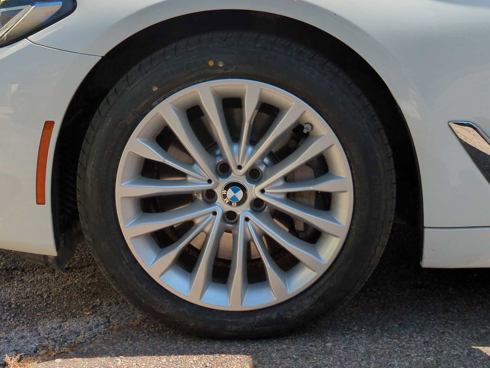 Used 2021 BMW 530i xDrive w/ Premium Package image 14