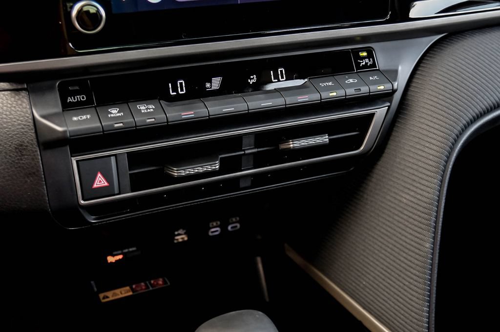 Used 2025 Toyota Camry SE FWD image 25