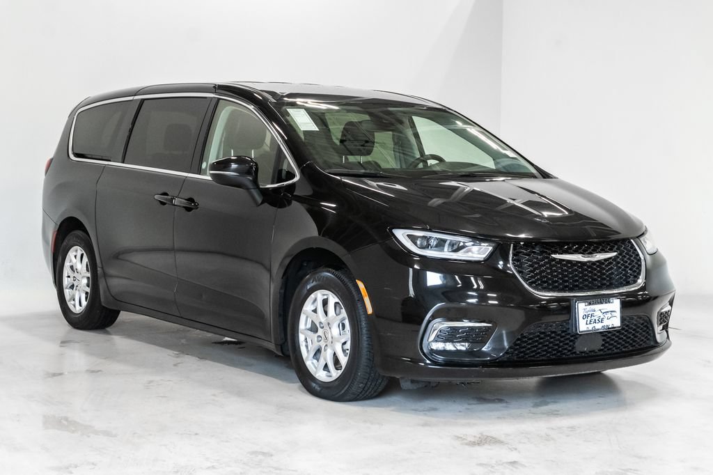 Used 2023 Chrysler Pacifica Touring-L FWD image 6