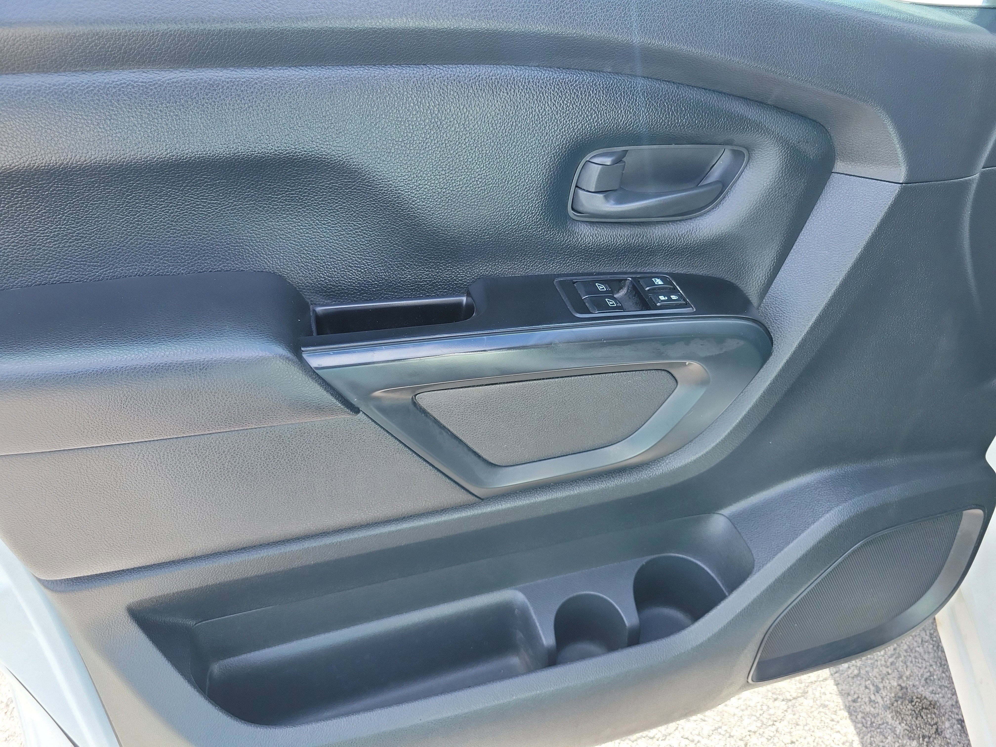 Used 2022 Nissan Titan S image 19