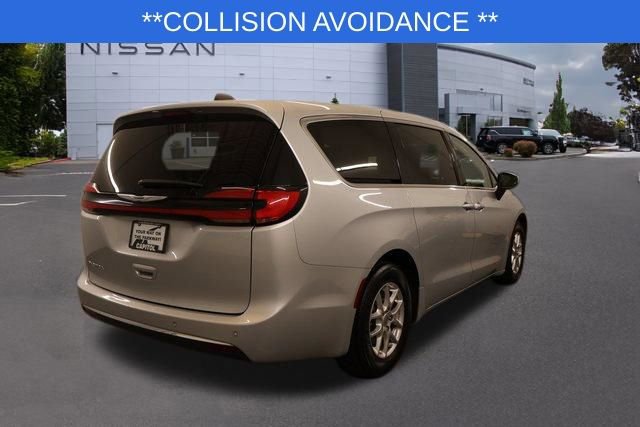 Used 2023 Chrysler Pacifica Touring-L image 3