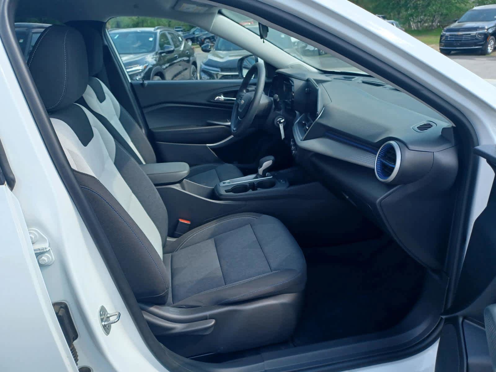 Used 2024 Chevrolet Trax LS w/ LS Convenience Package FWD image 19