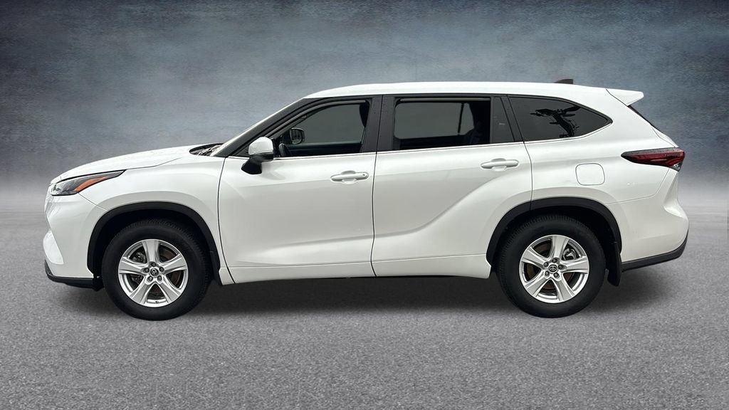 Used 2025 Toyota Highlander LE AWD/4WD image 4