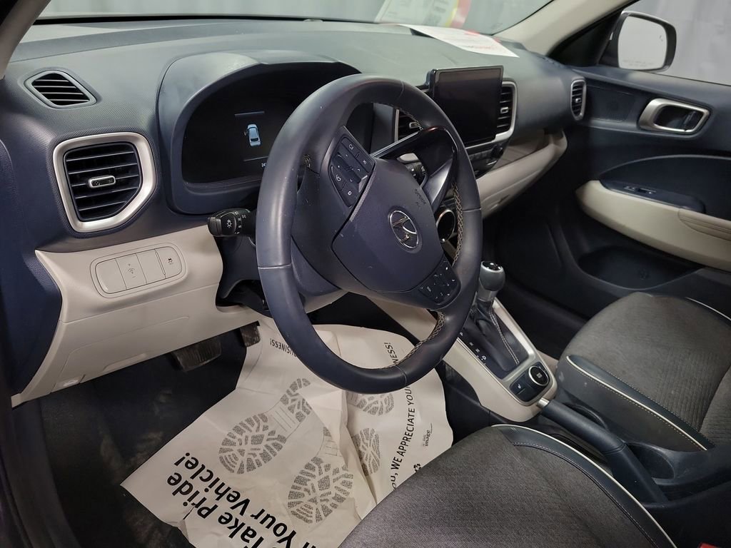 Used 2023 Hyundai Venue Limited image 13