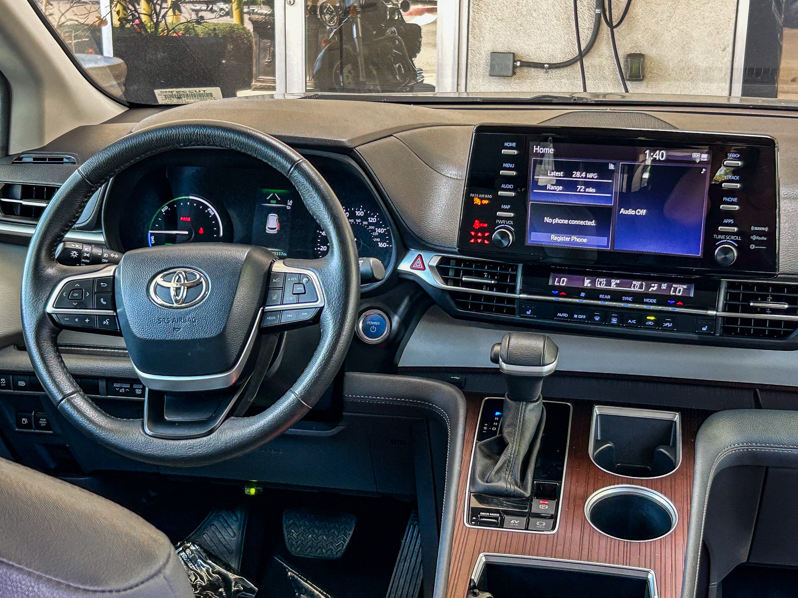 Used 2024 Toyota Sienna XLE FWD image 12