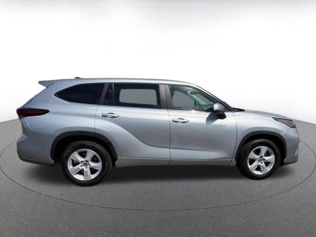 Used 2025 Toyota Highlander LE FWD image 11