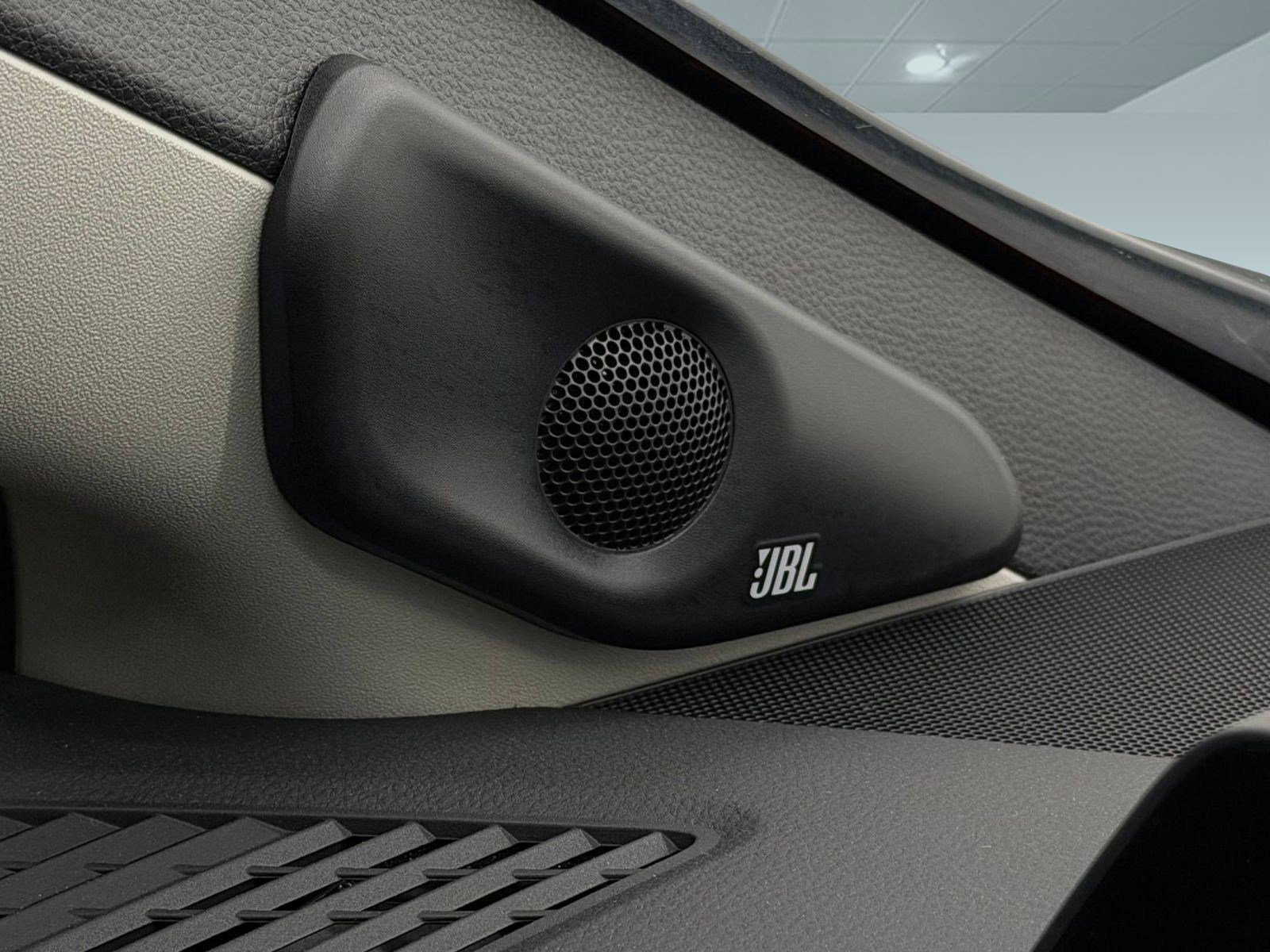 Used 2025 Toyota Prius Plug-In Hybrid w/ Limited Premium Package image 35