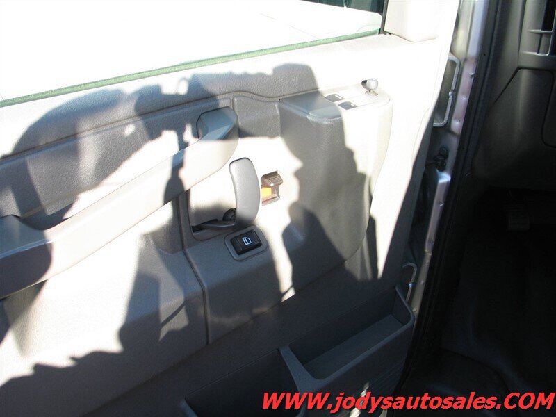 Used 2017 Chevrolet Express 3500 LT w/ LT Preferred Equipment Group RWD image 3