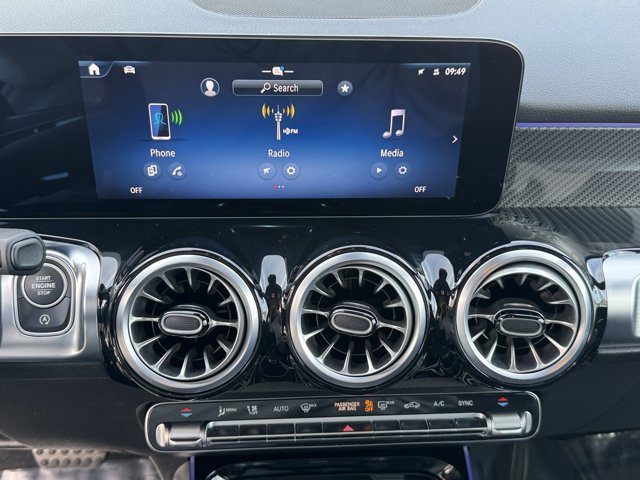 Used 2025 Mercedes-Benz GLB 250 image 21