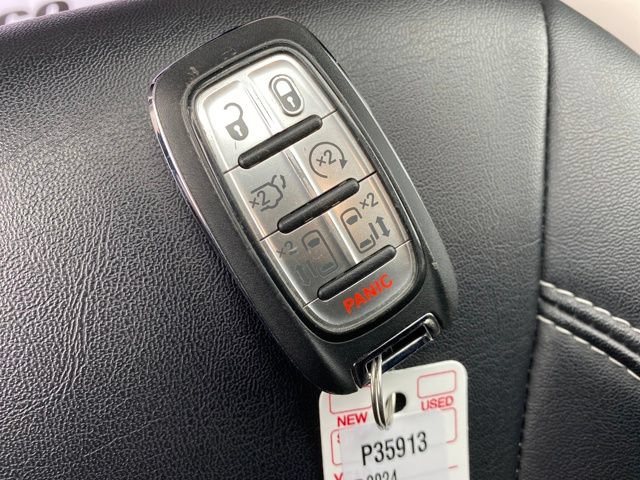 Used 2024 Chrysler Pacifica Touring-L FWD image 23
