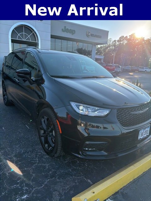 Used 2023 Chrysler Pacifica Touring-L w/ Uconnect Theater Family Group image 1