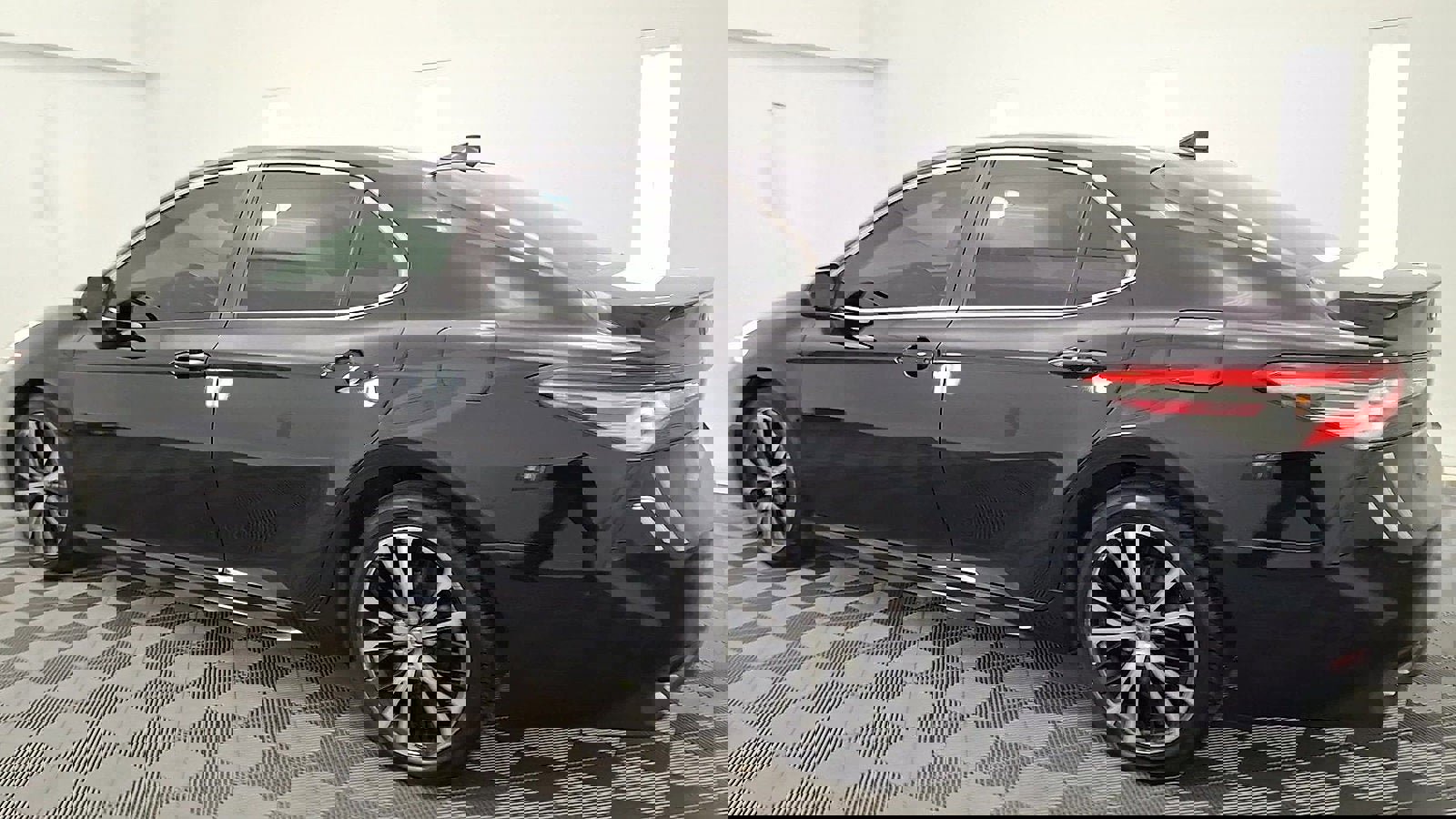 Used 2019 Toyota Camry SE image 2