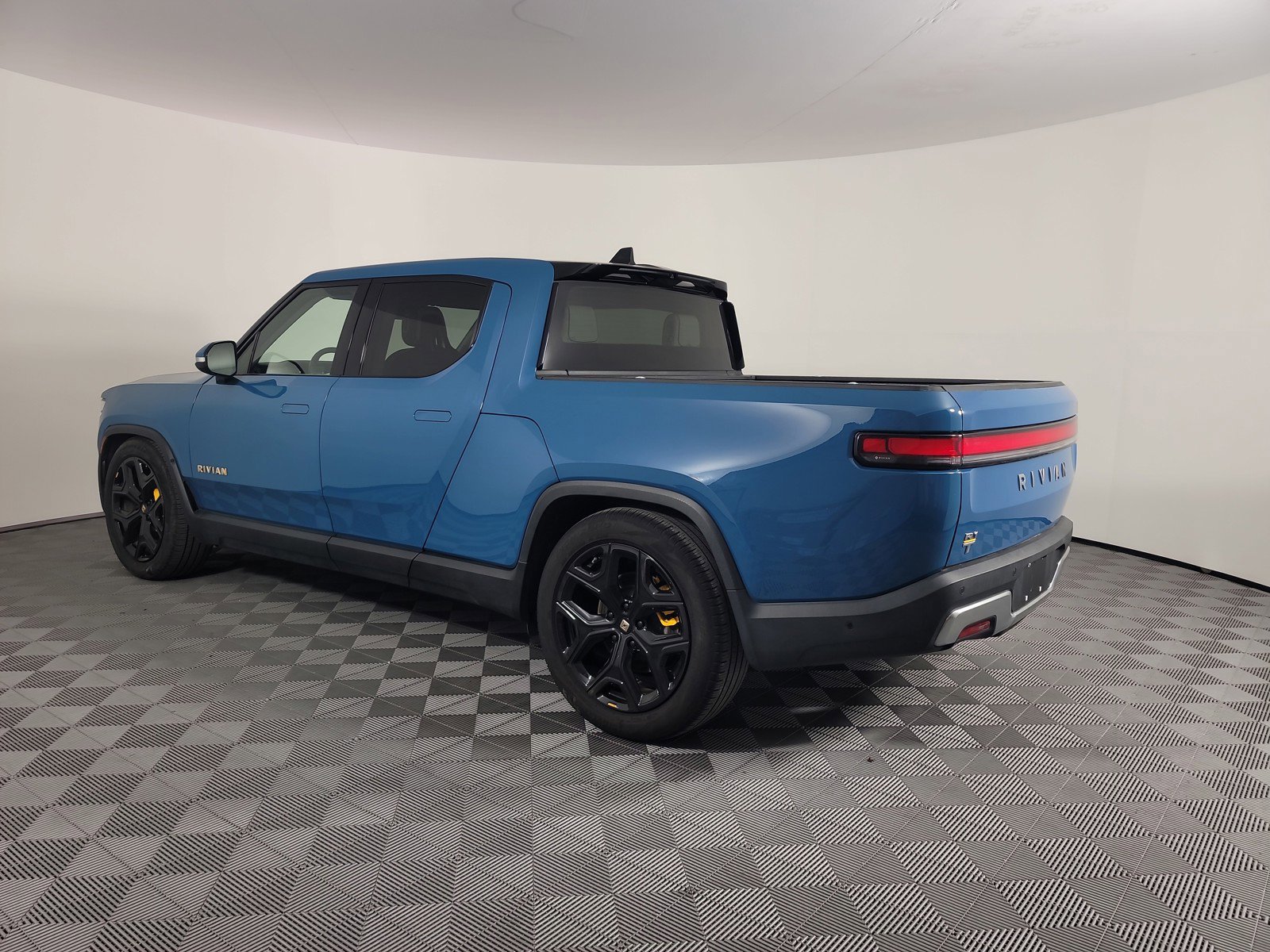 Used 2023 Rivian R1T Adventure image 3