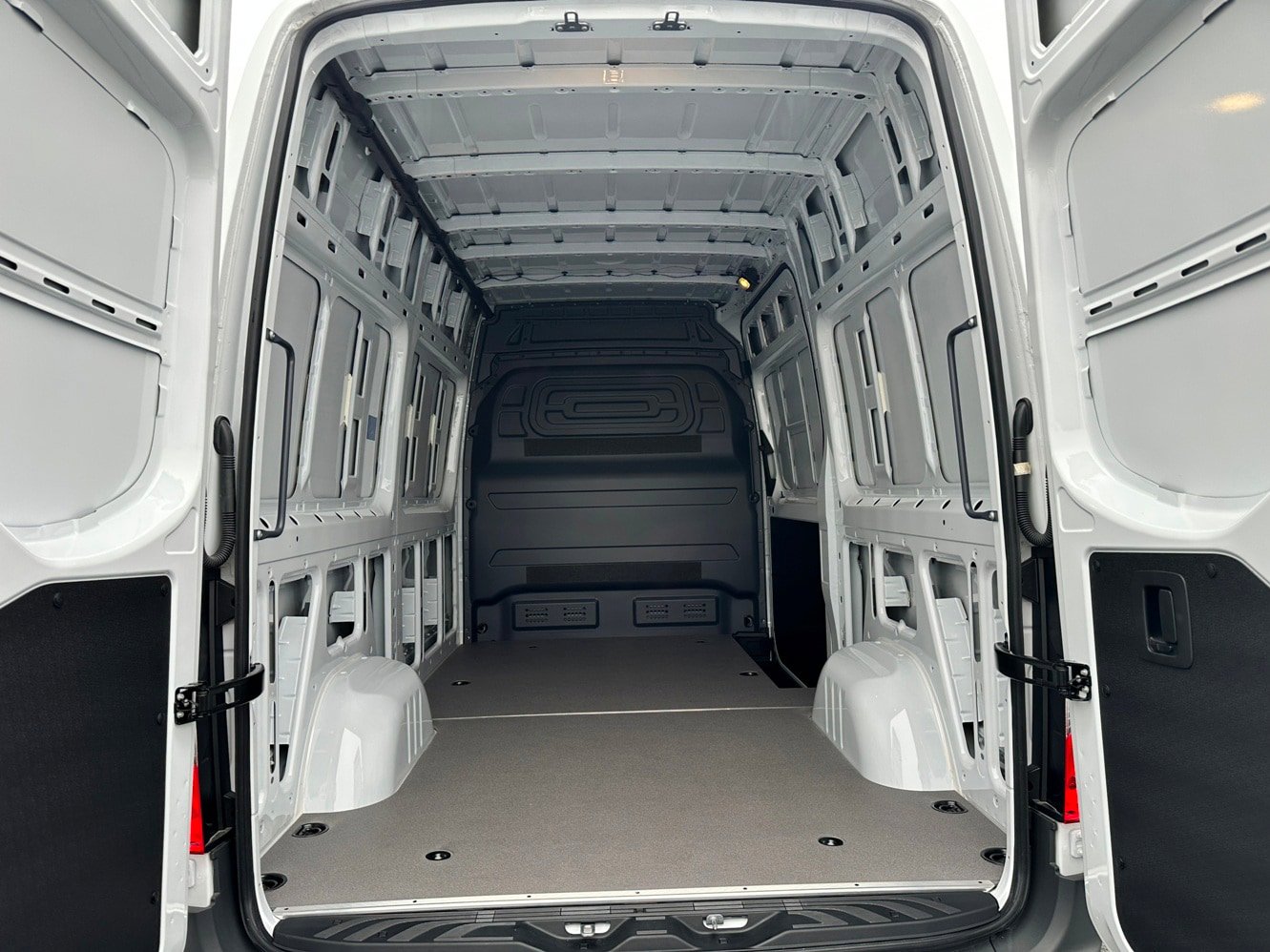 Used 2025 Mercedes-Benz Sprinter 2500 image 27