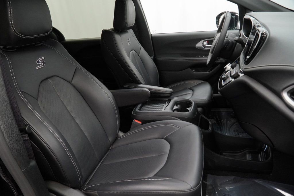 Certified 2024 Chrysler Pacifica Limited image 42