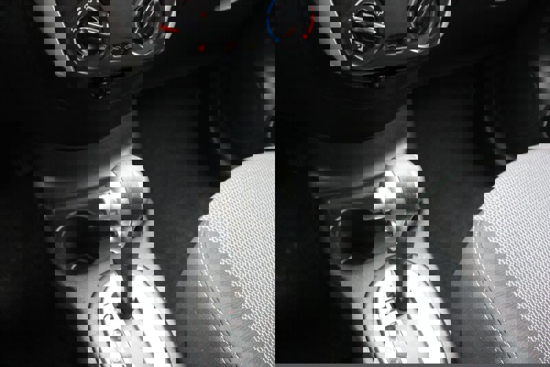 Used 2015 Nissan Versa SV FWD image 8