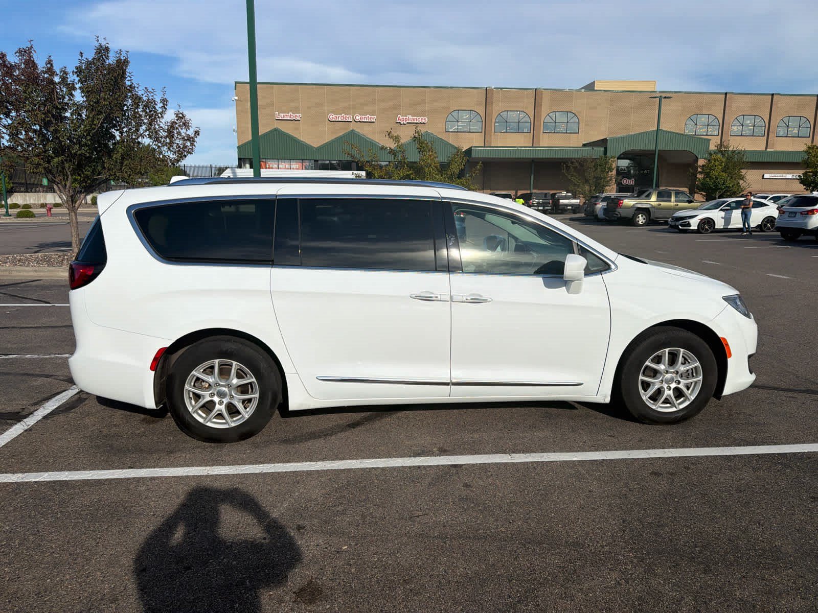 Used 2020 Chrysler Pacifica Touring-L FWD image 3