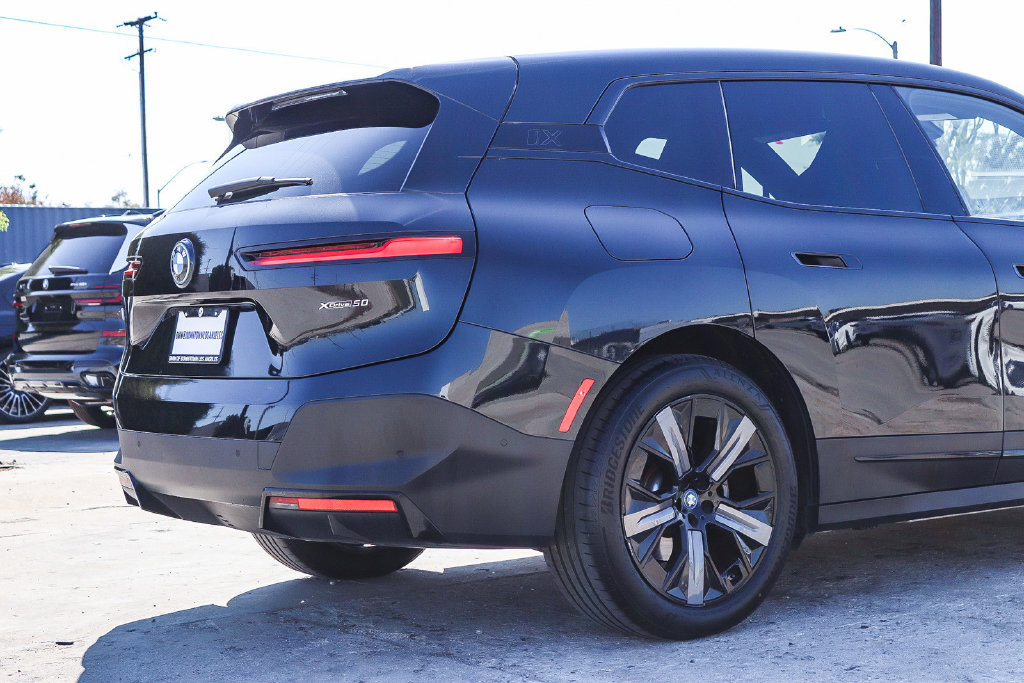 Used 2024 BMW iX xDrive50 w/ Premium Package AWD/4WD image 11