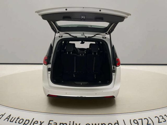 Used 2025 Chrysler Pacifica Select FWD image 90