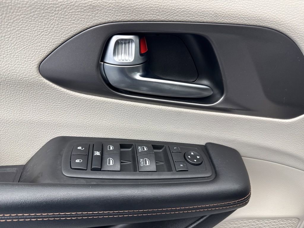 Used 2020 Chrysler Pacifica Touring image 31