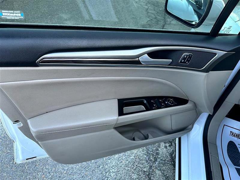 Used 2017 Ford Fusion SE w/ Fusion SE Technology Package image 12