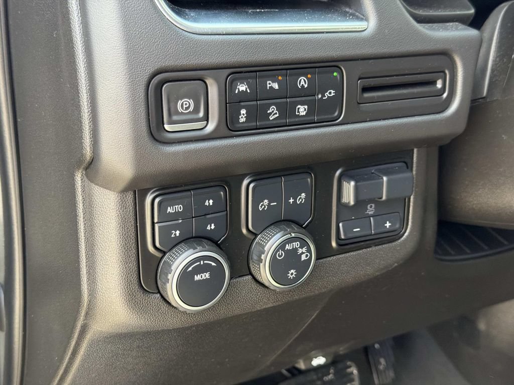 Used 2022 Chevrolet Tahoe Z71 w/ Luxury Package AWD/4WD image 27