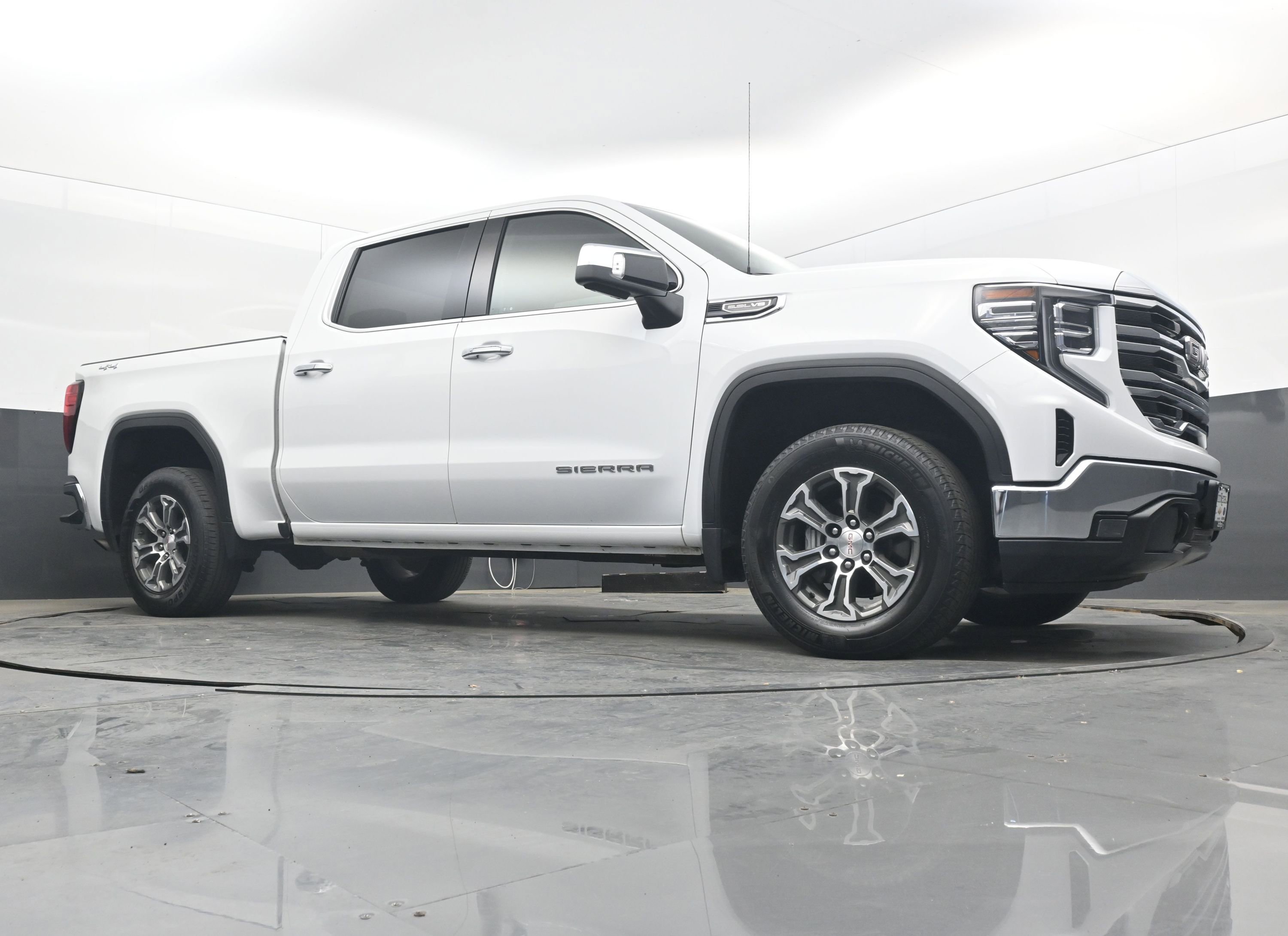 Used 2025 GMC Sierra 1500 SLT image 17