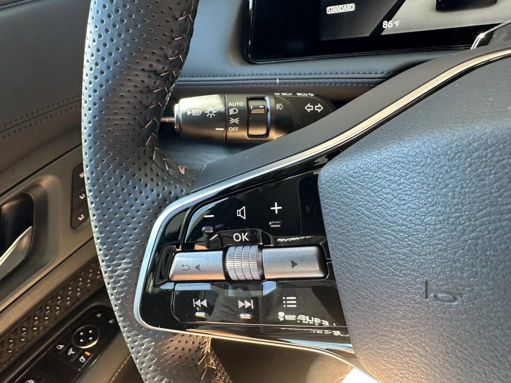 Used 2023 Nissan Ariya FWD image 17