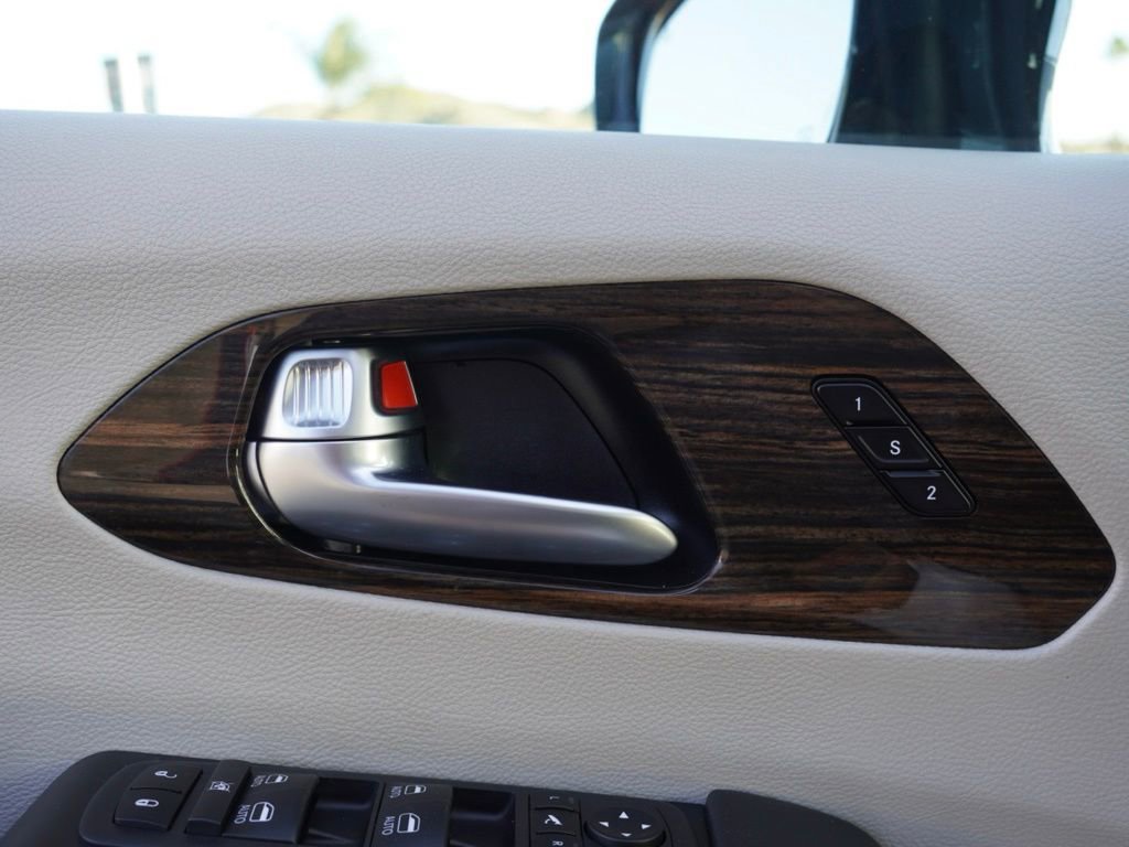 Certified 2023 Chrysler Pacifica Limited image 11
