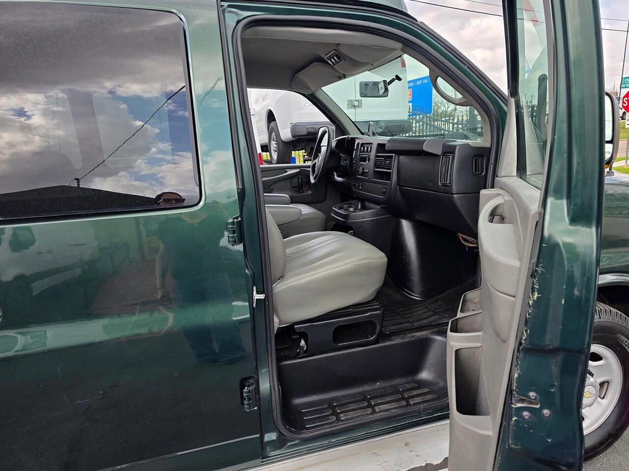Used 2011 Chevrolet Express 3500 LS image 15