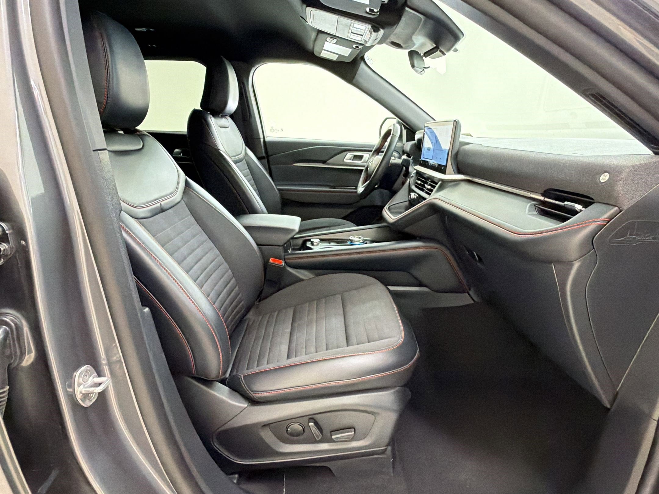 Used 2025 Ford Explorer ST-Line w/ ST-Line Street Pack AWD/4WD image 29