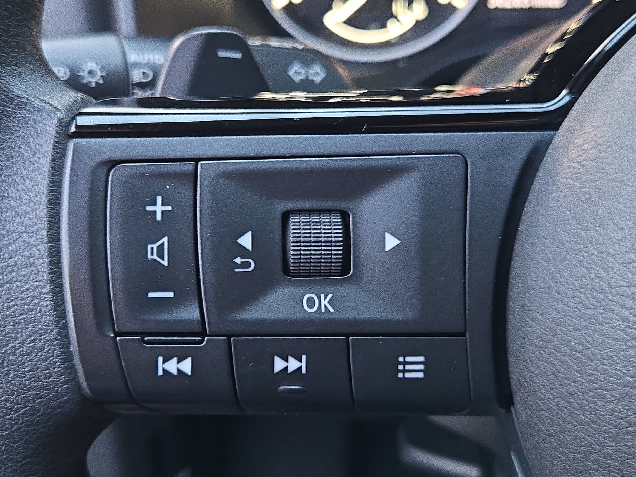Used 2023 Nissan Rogue SV FWD image 27