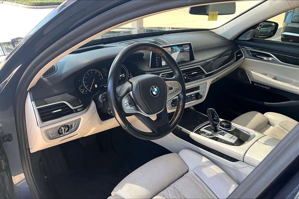 Used 2017 BMW 750i RWD image 13