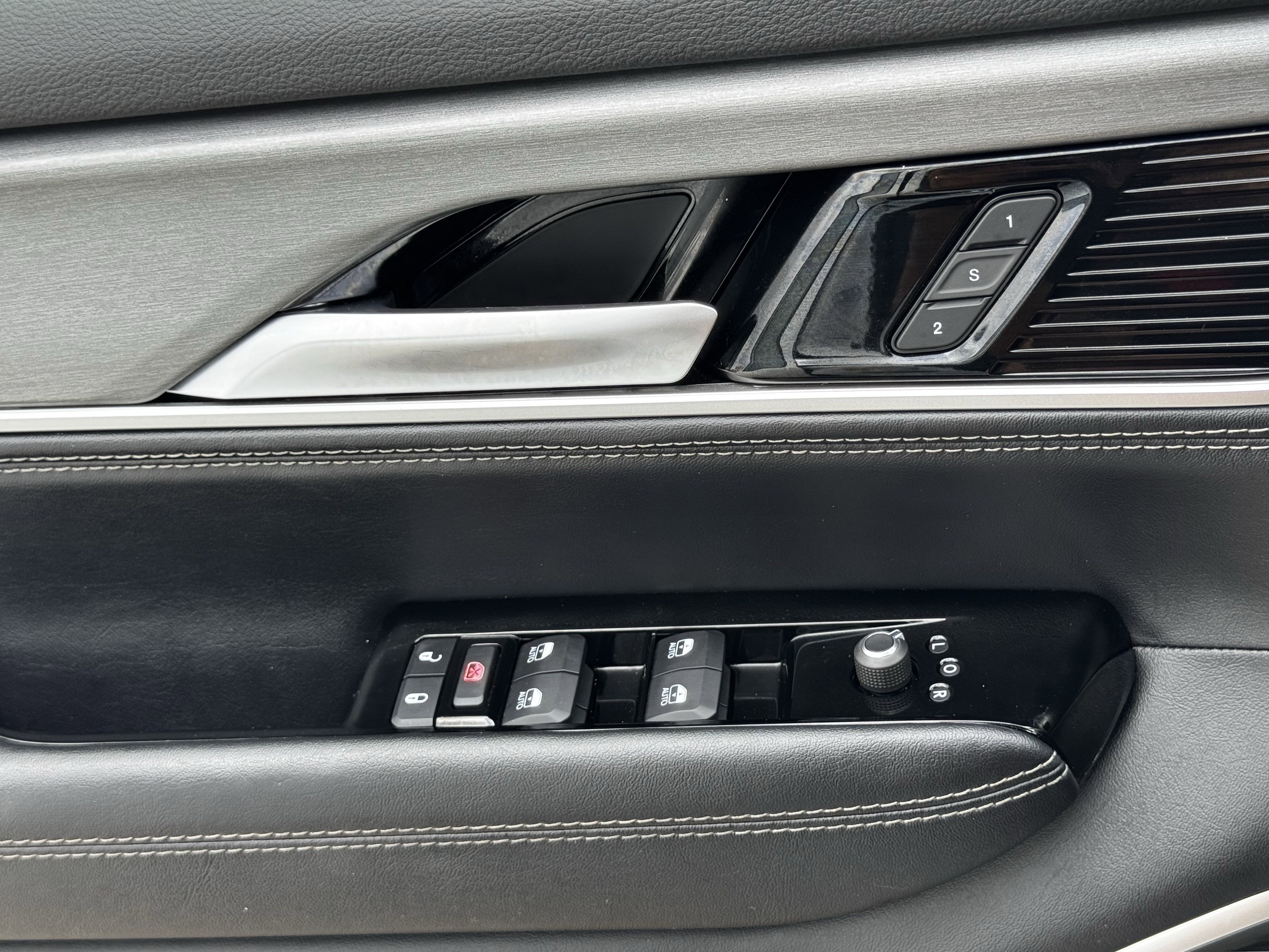 Used 2025 Jeep Wagoneer L Series II AWD/4WD image 27