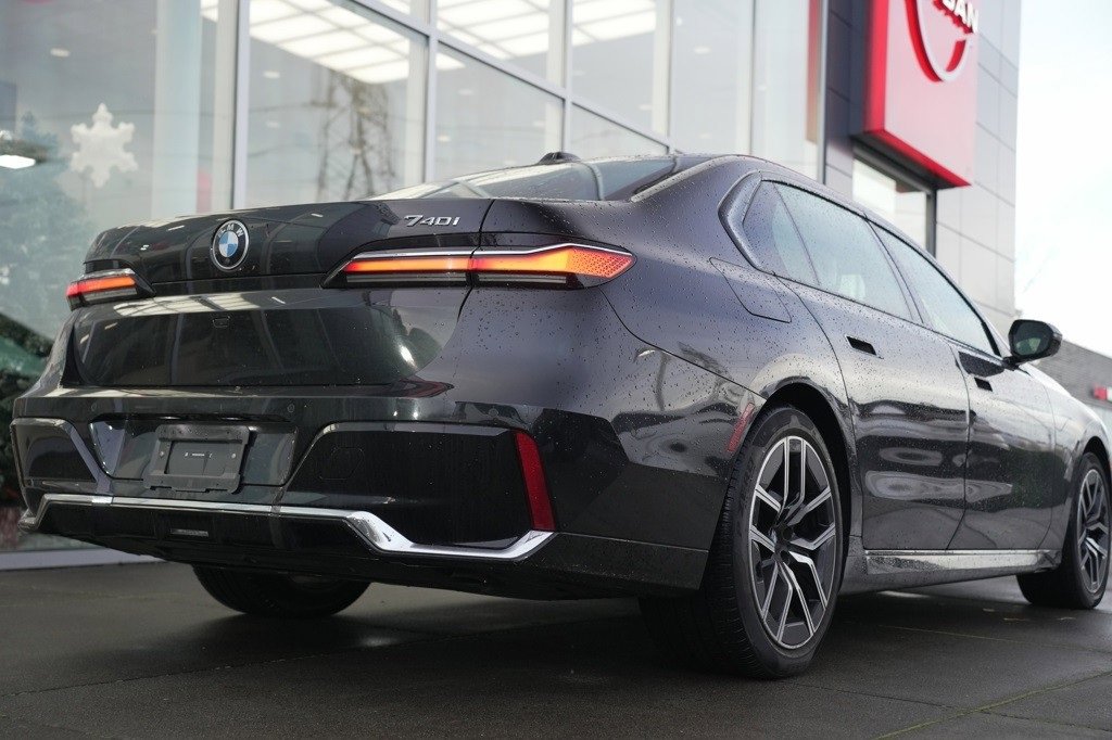 Used 2024 BMW 740i image 3