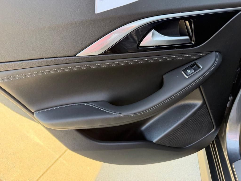 Used 2018 INFINITI QX30 Premium w/ Technology Package AWD/4WD image 14