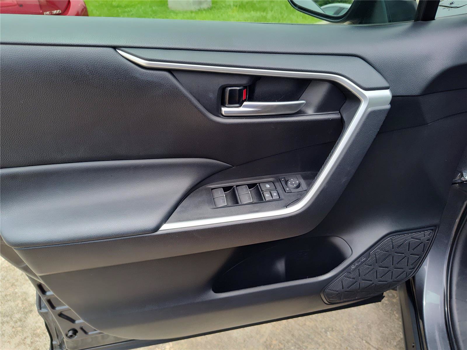 Used 2023 Toyota RAV4 XLE w/ Convenience Package FWD image 16