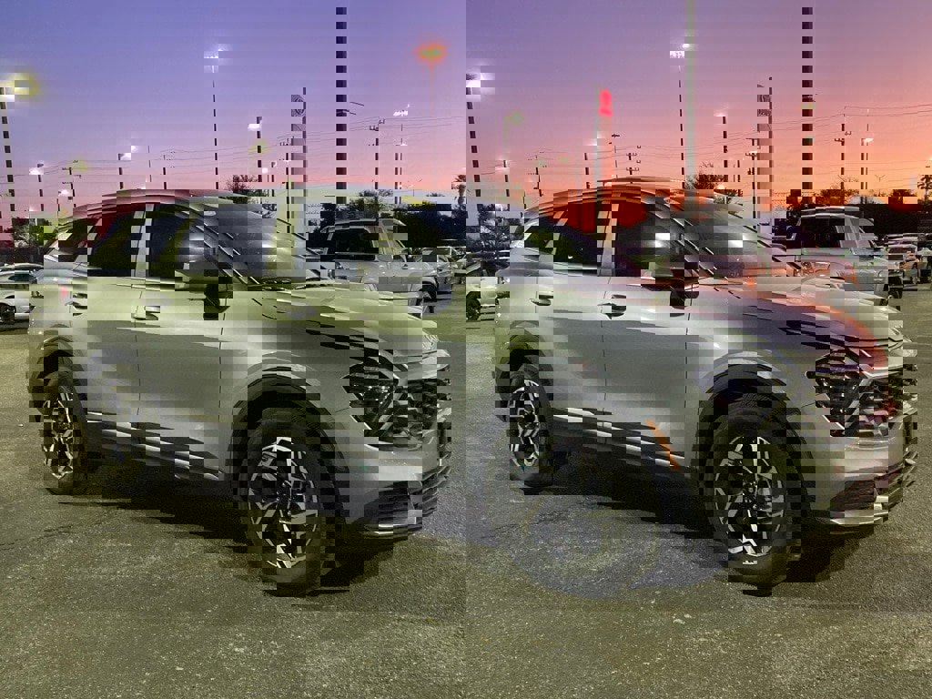 Used 2025 Kia Sportage LX image 3