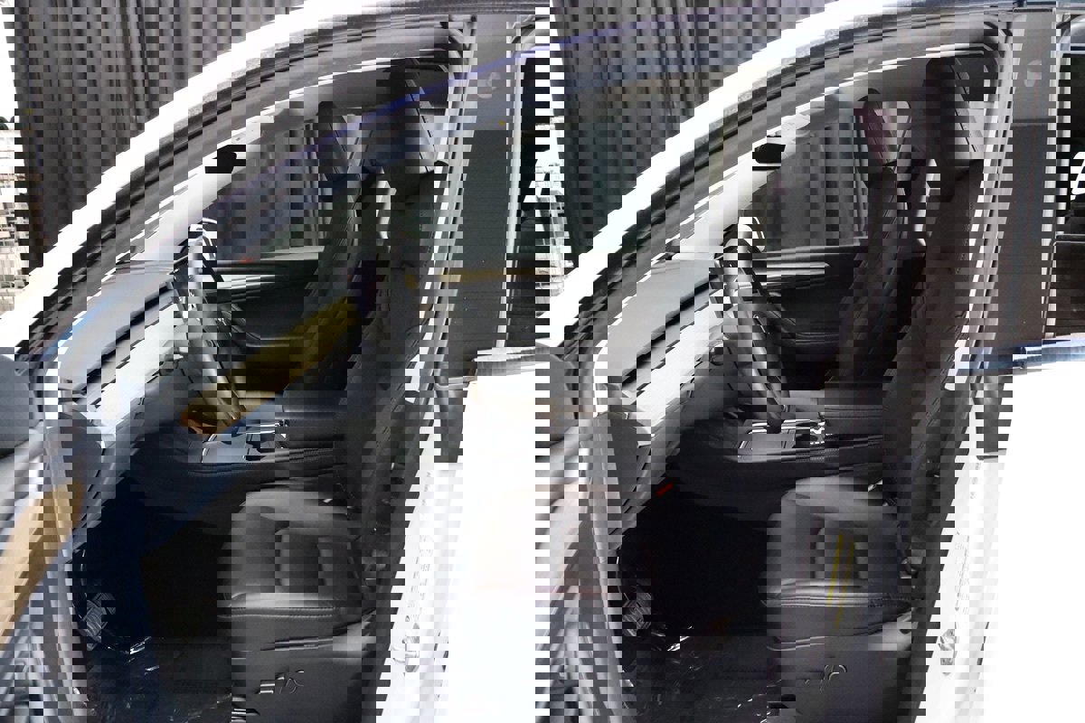 Used 2023 Tesla Model Y Long Range image 32
