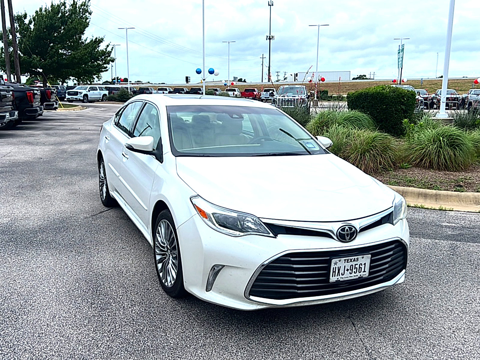 Used 2016 Toyota Avalon Limited w/ Toyota Safety Sense Package FWD image 3