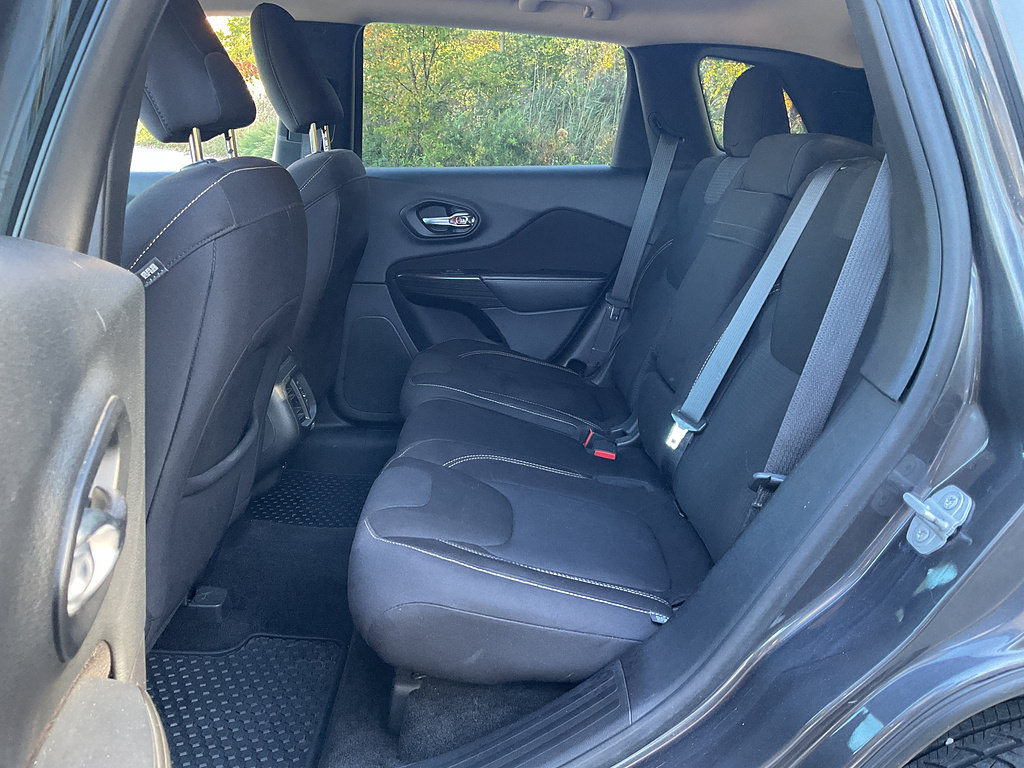 Used 2016 Jeep Cherokee Latitude w/ Comfort/Convenience Group AWD/4WD image 9