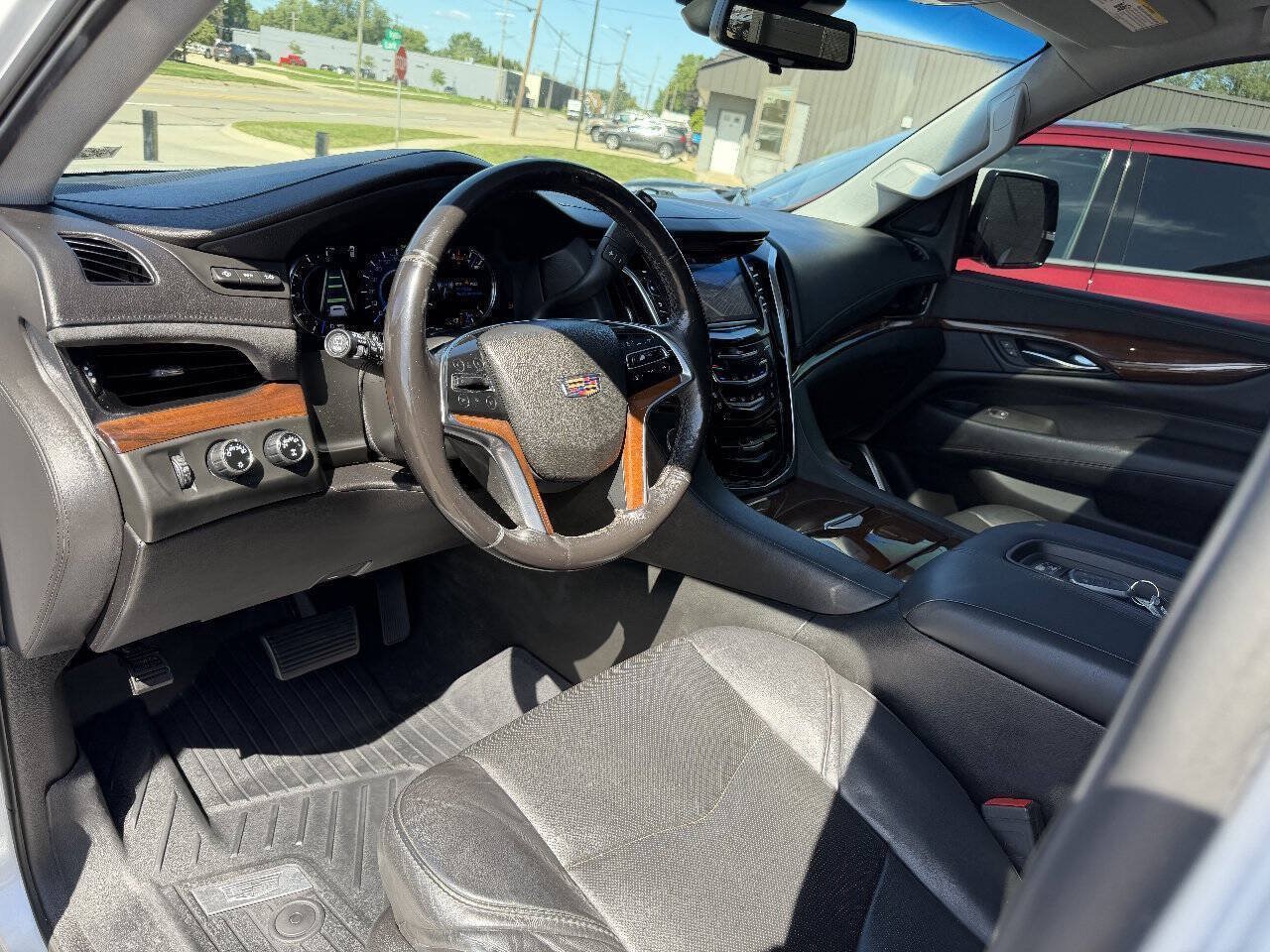 Used 2018 Cadillac Escalade Luxury AWD/4WD image 11