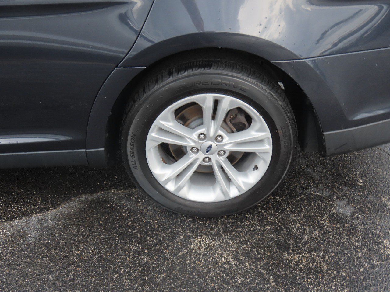 Used 2017 Ford Taurus SEL FWD image 16