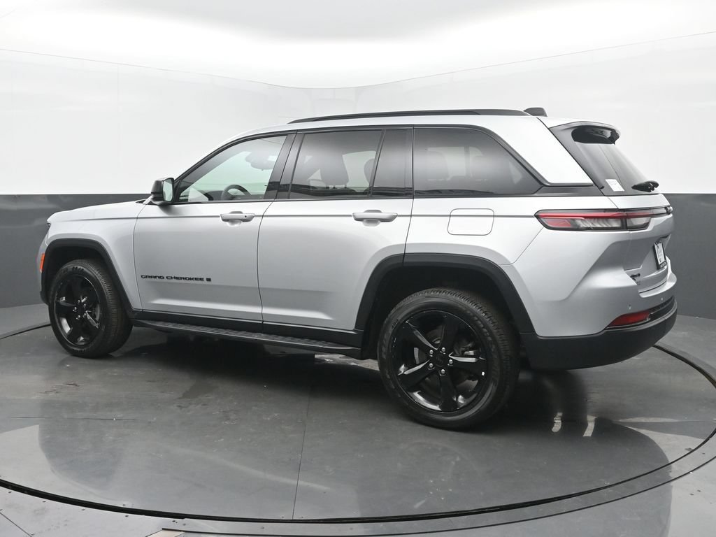 Used 2024 Jeep Grand Cherokee Altitude AWD/4WD image 3