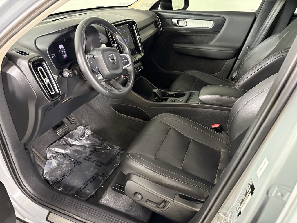 Used 2024 Volvo XC40 B5 Core image 17