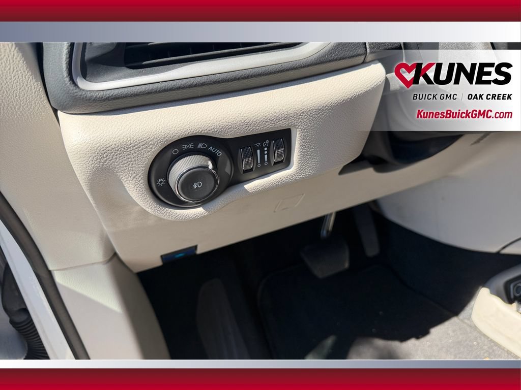 Used 2023 Chrysler Pacifica Touring-L FWD image 17